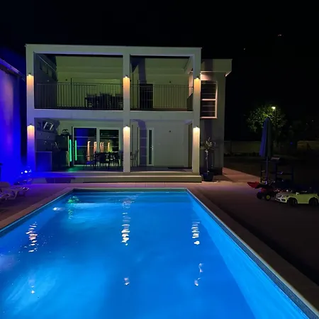 Aqua Villa