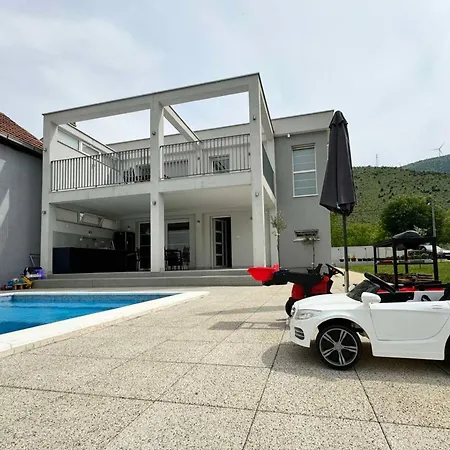 Villa Aqua